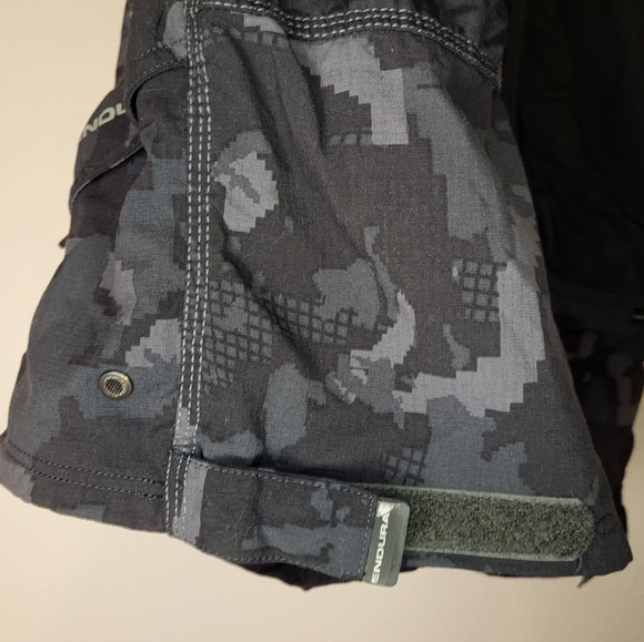 Endura Humvee Biking Cargo Shorts size XLarge in Black Camo w Belt - Picture 6 of 15